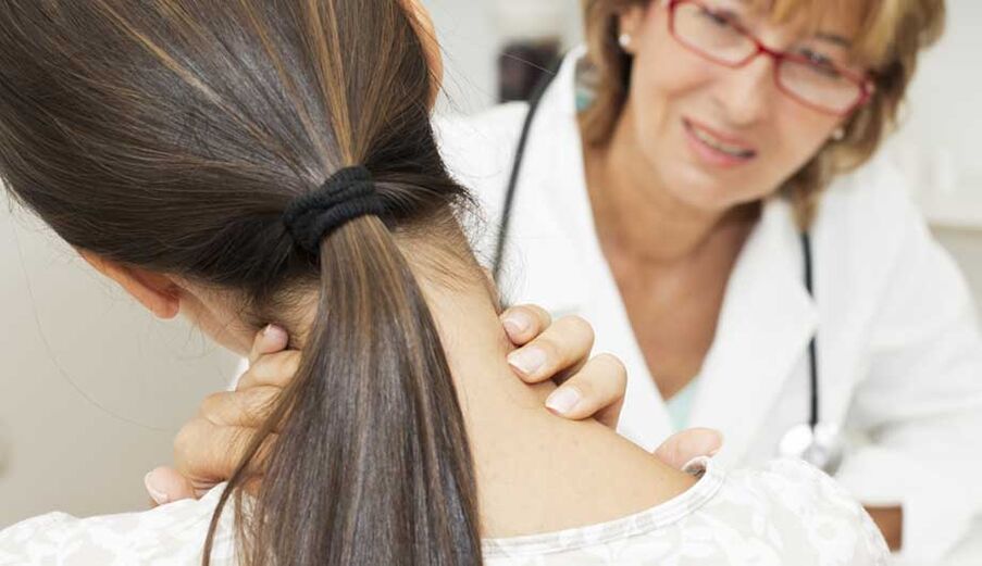Un médico examina a un paciente con osteocondrosis.