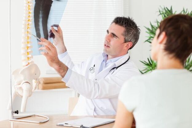 el médico muestra el daño a la columna debido a la osteocondrosis cervical